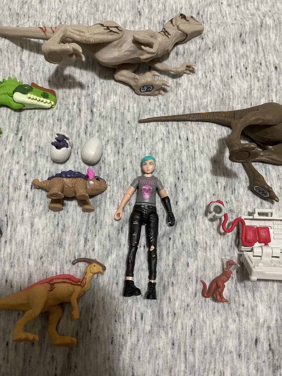 alldatfanart's tweet image. My Chaos Theory advent calendar arrived, I just opened it all up but there’s some pretty cool stuff in here (and I love the Brooklynn figurine) #jwct #JurassicWorldChaosTheory