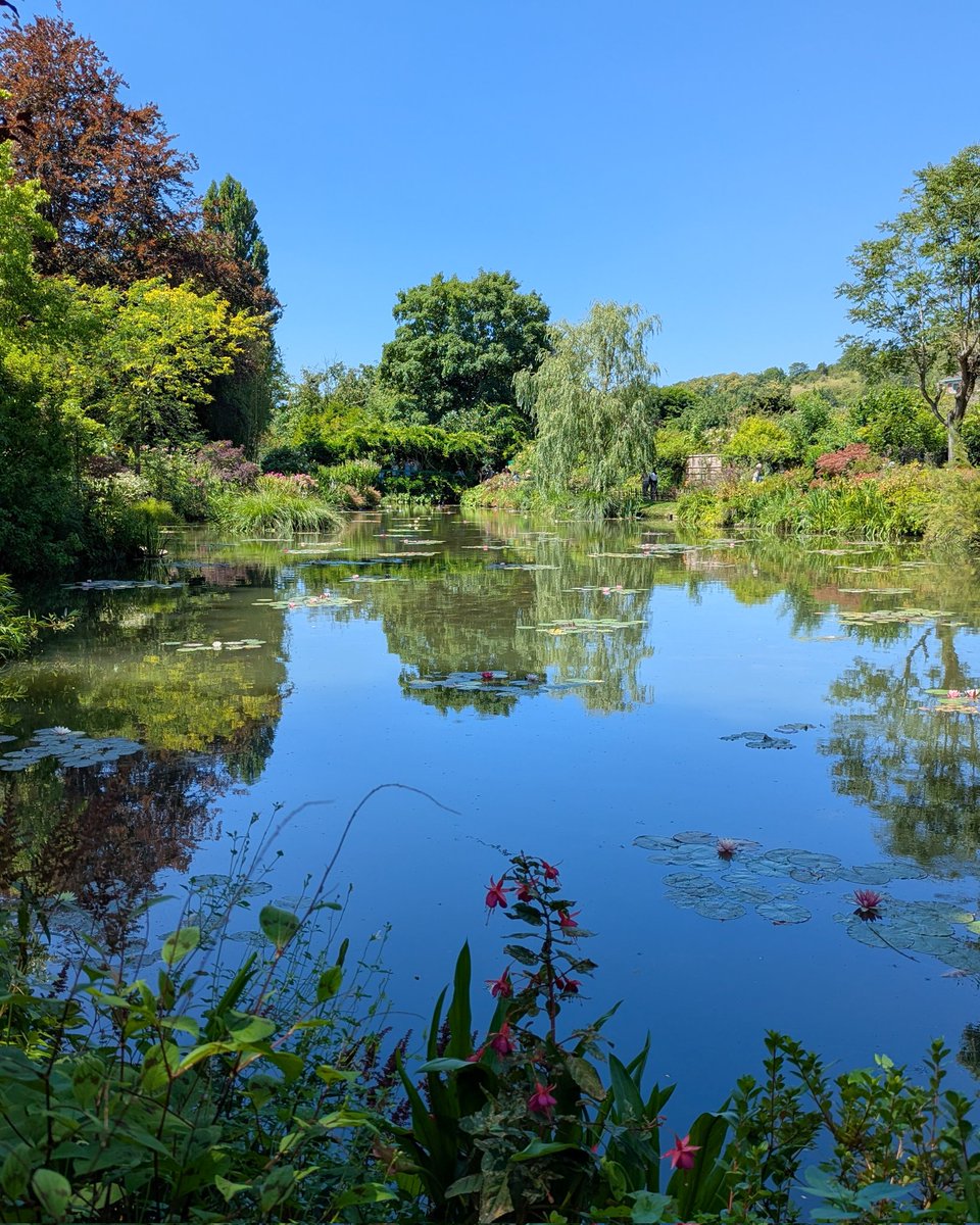 fumixparis's tweet image. ジヴェルニーのモネの家と庭園の続き
なぜか池に睡蓮はあまりなかったのだけど、それでもとても美しい景色だった🪷