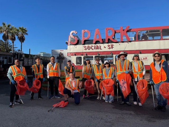RefuseRefuseSF's tweet image. This cleanup thing in San Francisco has really taken off!
While many were looking up at planes this past weekend, 550 volunteers kept their eyes down hunting for litter and picked up 575+ bags of trash.
Good vibes and clean streets created for all. Let's pick it up SF!