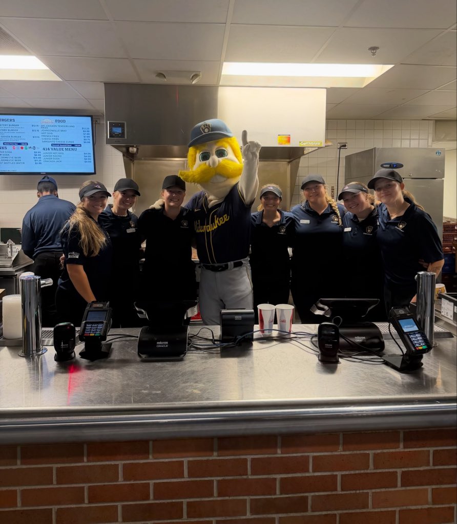 MATC_SB's tweet image. Stormers are in the building! If you are at American Family Field tonight visit members of the Stormers Softball Team by section 208 and 409! 🌭🍔🥤⚡️ #ProudBeMATC #StormersStrong #GirlsOfSpring #PlayoffBaseball #gobrewcrew