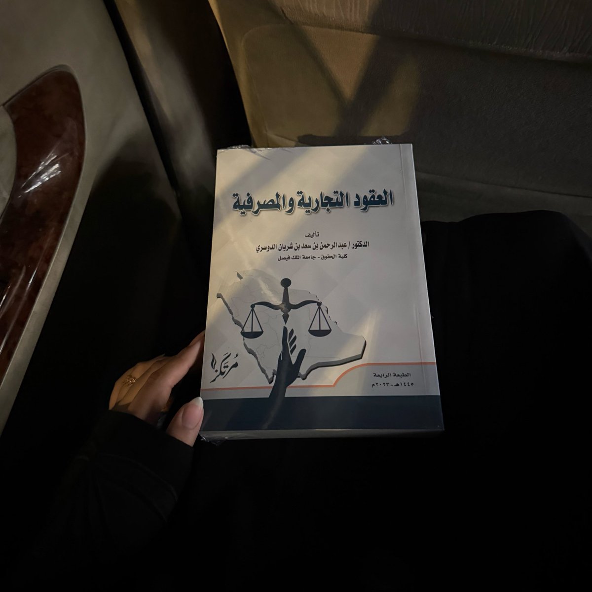 Ohooud_96's tweet photo. بنخلص السمستر والكتب ماخلصت 🔪🦦 https://t.co/so4iKpX5O5