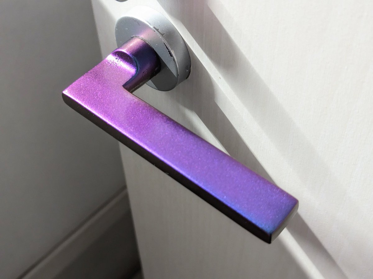 トイレのドアノブがだいぶ色あせてたのでマジョーラで塗装しました。
ウンコついた手で触らないように気をつけてください。