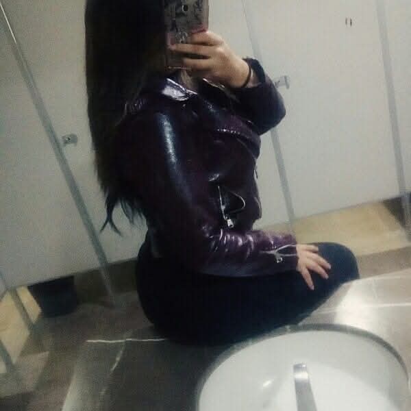 Ya saben que de pronto me desaparezco.

Fotito de la semana pasada en un baño de una gasolinera, donde pasaron cositas... 🥴💋