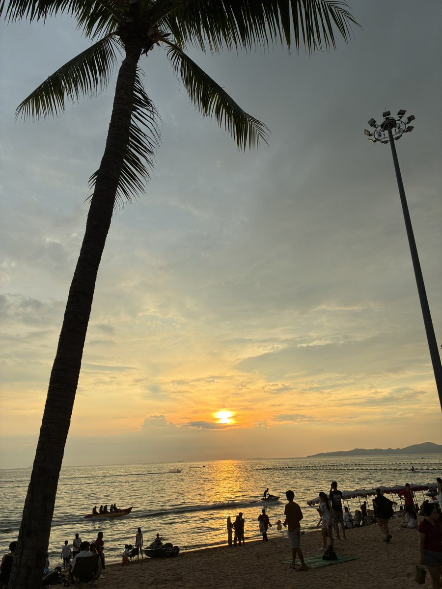 20251014  おはようございます

昨夕のジョムティエンビーチ散歩🏖️
夕暮れどきになると何処からともなく
集まってくる皆様

夕陽をパシャる方
お互いをパシャる方
シートを敷いて飲食する方
泳いでいる方
砂浜に座っている方
ビーチベッドに寝ている方
バナナボートでハシャぐ方

とても好きな光景です