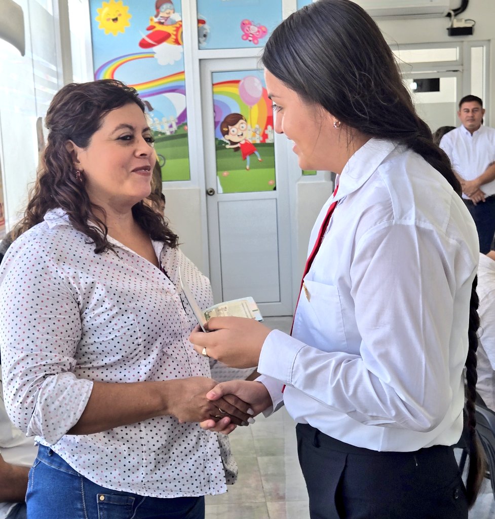 Jose_LuisMEX's tweet image. El @ConsulMexTeu tuvo el privilegio de ser encabezado por una niña ♀️.
La #NiñaCónsul por un día -Lucia Guevara 👩🎓 de 14 años, originaria de Ayutla - fue seleccionada para dirigir nuestras actividades.
Es
#TiempoDeMujeres
#Empoderamiento
#PEF