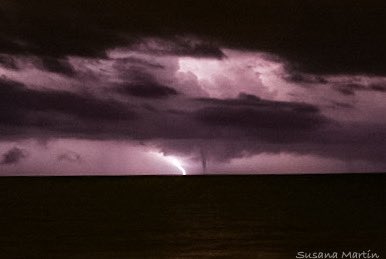 SusanaMar10's tweet photo. Festival de relámpagos desde #Denia con manga marina incluida #DanaAlice #Dana #Valencia #Alicante #tormenta https://t.co/ouS0Kc3Vx0