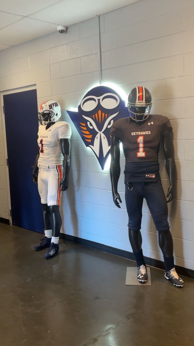 Milesbaarsma's tweet photo. Thanks to @CoachLeno_UTM @CoachModelski @nickcochran for an exciting game day! Excited to continue the recruiting process.

#phinsup #RecruitWY #Skyhawks
@dolphinfootball @CoachFinger @RecruitWY https://t.co/BS2UXNFKBO