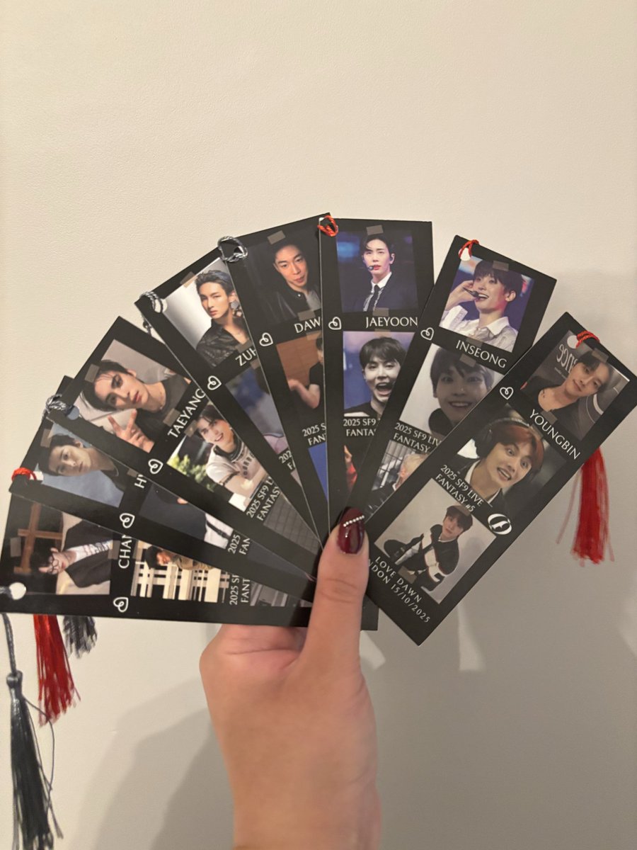 missash3x's tweet photo. Freebies ready for SF9 concert in London ❤️🖤 
#SF9 #에스에프나인 #SF9_TOUR
#SF9_LOVE_DAWN #SF9inEUROPE 
#SF9inLONDON #LoveDawn https://t.co/0lIJI0kQ3b