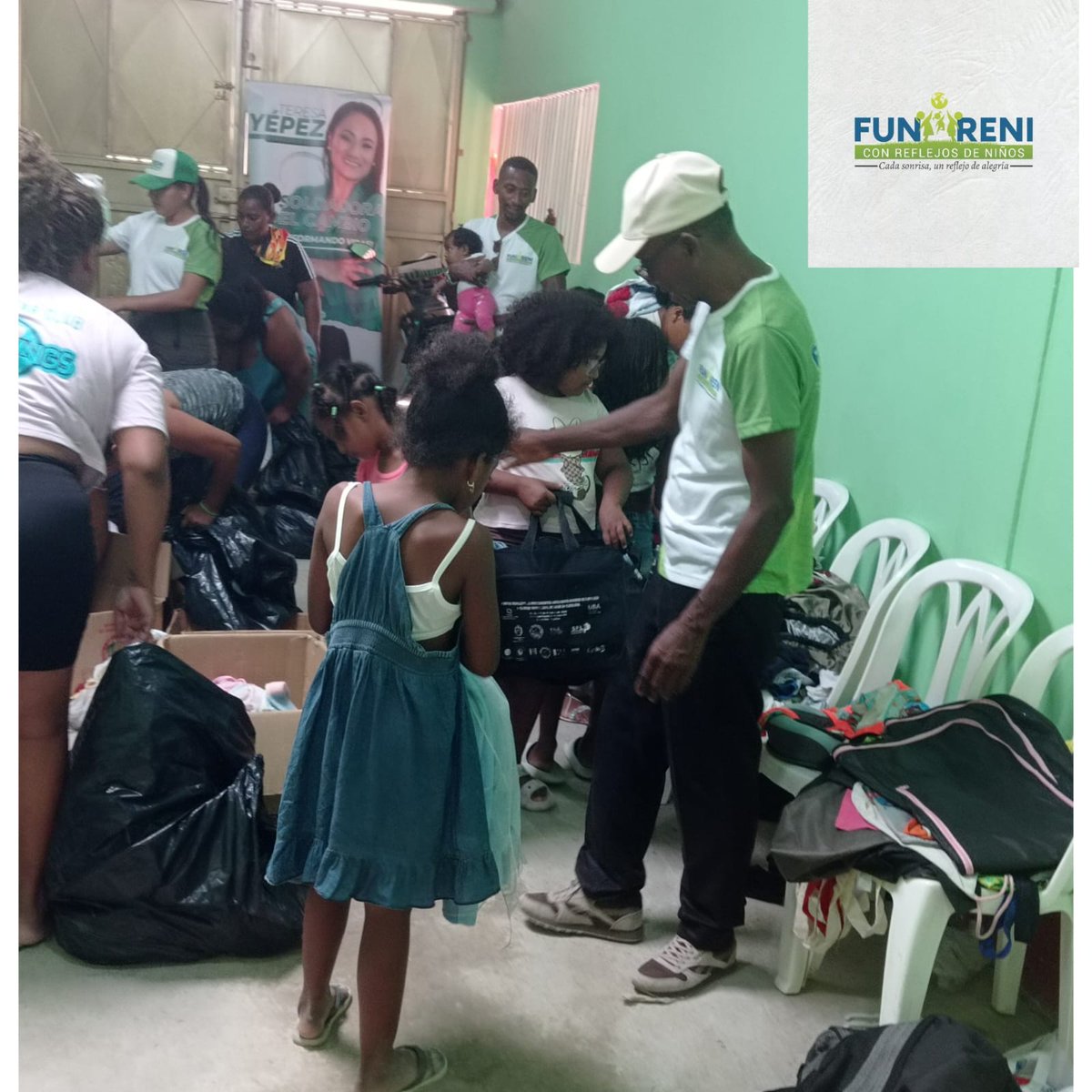En el brillo de sus ojos y en su sonrisa sincera se reflejó la verdadera esencia de la solidaridad. 💚
Una pequeña niña recibió con alegría su donación, recordándonos que cada gesto de amor transforma vidas y llena de esperanza los corazones. ✨📚👧🏻