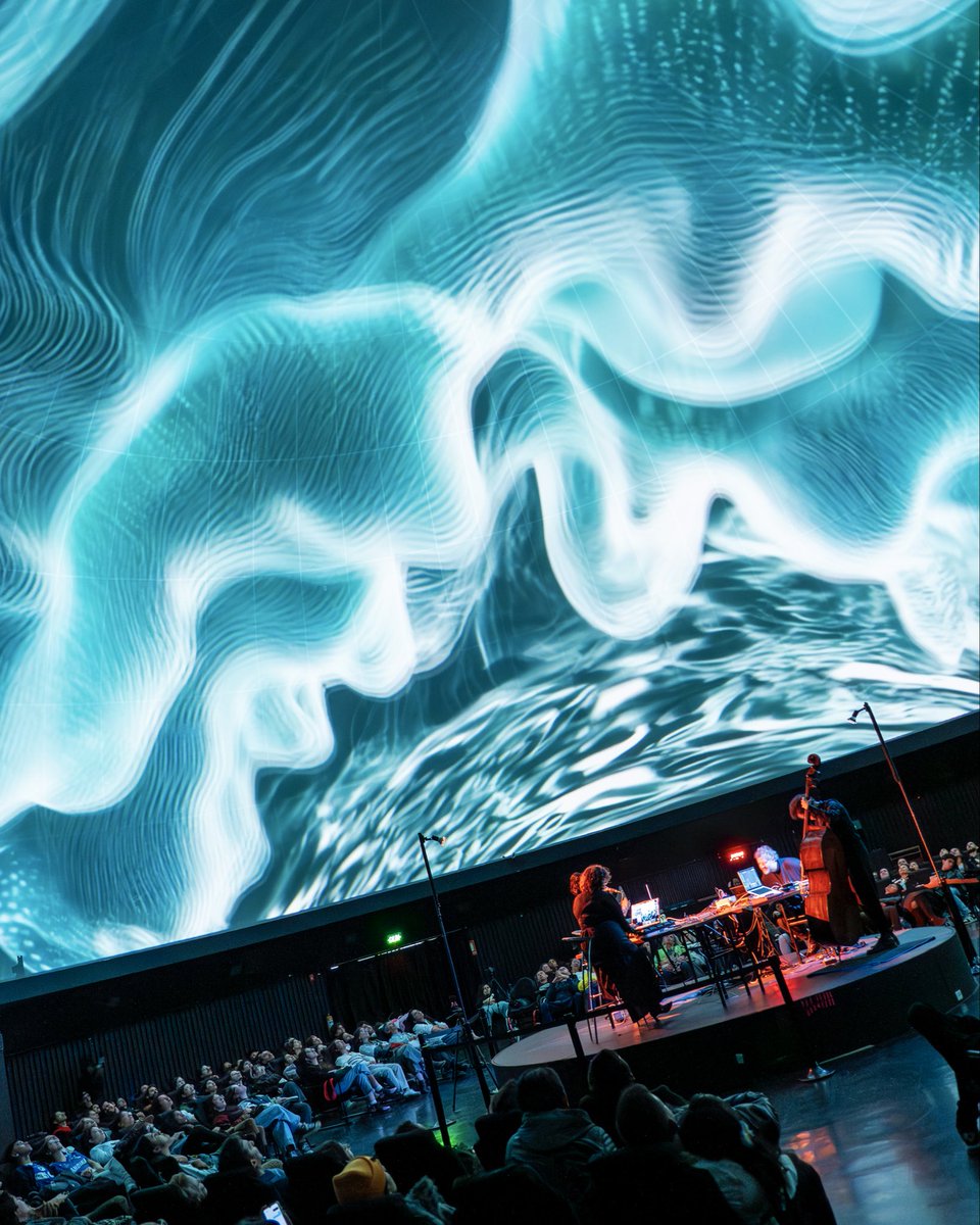 LineaACT_'s tweet image. La obra inaugural celebró 15 años del ensamble con una experiencia inmersiva sobre la soledad y la conexión. 

El Festival #RealMix 0.5 sigue el viernes 17 de octubre a las 7:30 p.m. en el domo con Console.log(❞ElRuidoDeLaMontaña❞), teatro VR del colectivo ÁGORA.

#AquíSíPasa