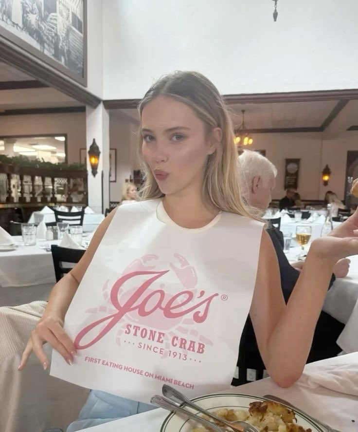 au #joeyaoife onde:

o divórcio não veio por falta de amor, mas porque entre fuso horários e silêncios, o “nós” se perdeu entre malas e rotinas distantes 

mas quando AJ percebe como o pai ainda olha para a mãe, decide ajudá-lo a reconquistá-la com planos ingênuos e muita ousadia