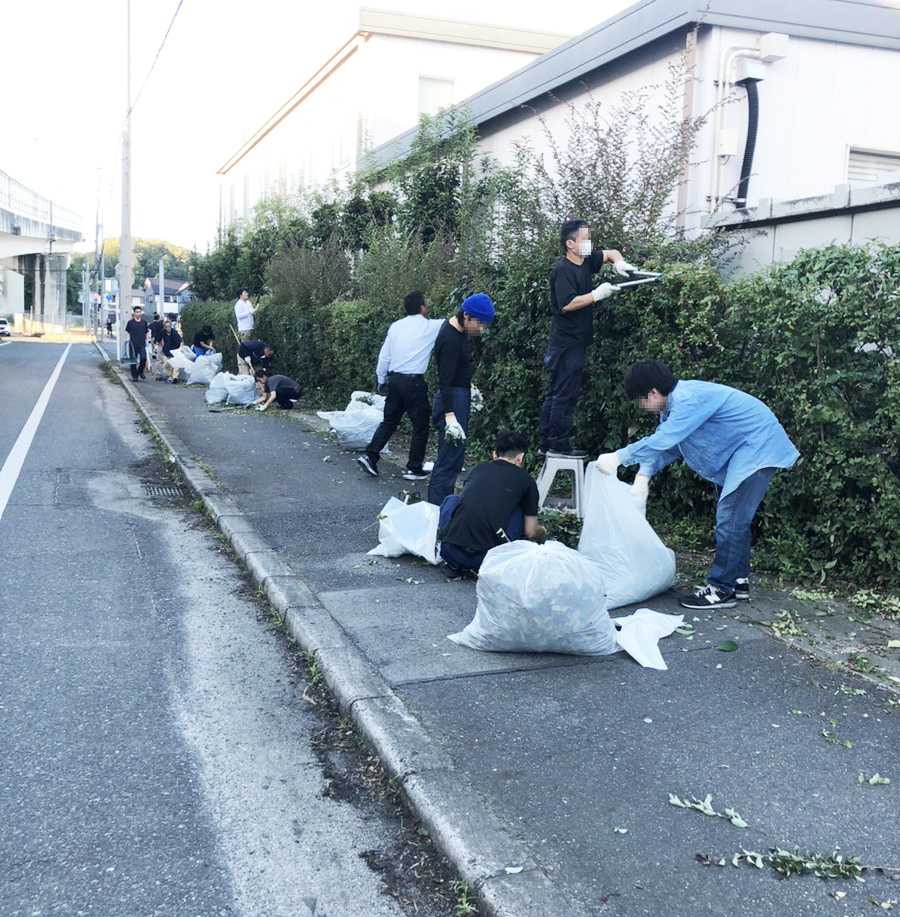 MitsuPrinting's tweet photo. 🌞【秋の美化活動🍁】
社員みんなで会社敷地内と接面道路の草刈りと草むしりをしました！
秋晴れの青空の下、体を動かしてリフレッシュ🌿✨
ピカピカになった周辺を見て、気持ちもスッキリ！
#美化活動 #秋晴れ #リフレッシュ #環境整備 https://t.co/BywEeYn61w