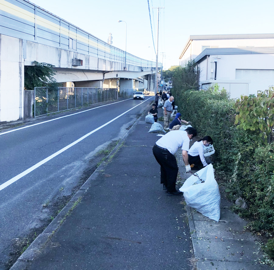 🌞【秋の美化活動🍁】
社員みんなで会社敷地内と接面道路の草刈りと草むしりをしました！
秋晴れの青空の下、体を動かしてリフレッシュ🌿✨
ピカピカになった周辺を見て、気持ちもスッキリ！
#美化活動 #秋晴れ #リフレッシュ #環境整備