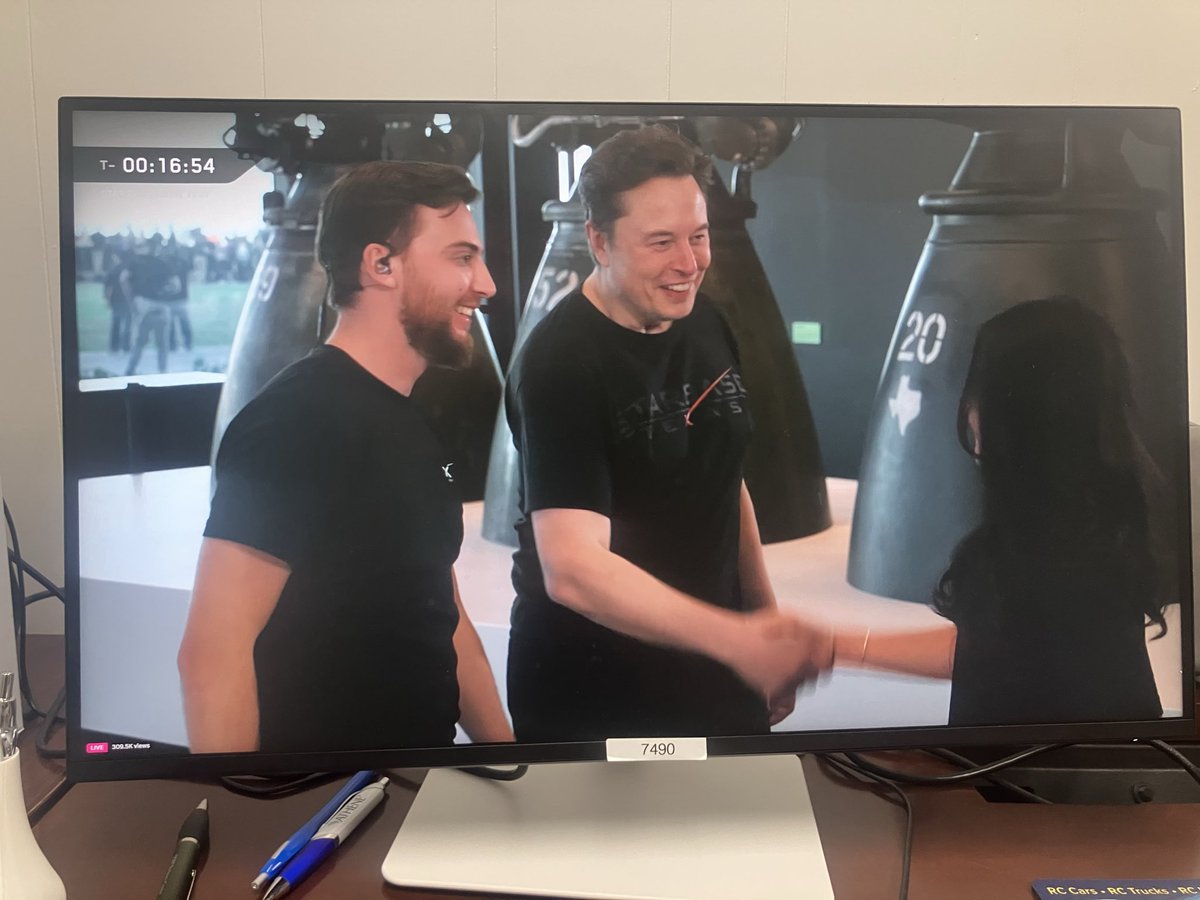 EliGavrun's tweet photo. Surprise guest @SpaceX https://t.co/GPc2ObI1xa