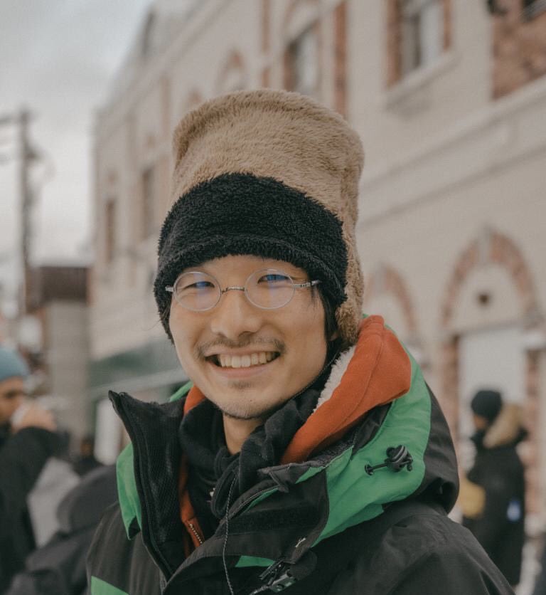 tcf_nw's tweet photo. ある視点【上映作品紹介】
阿片窟の二人
［36分／監督:小山祥平］

監督・脚本・撮影＝小山祥平
出演＝松尾敢太郎、齊藤紫乃、石橋佑果、伊藤悌智
 
📖あらすじ
仲の良い友人である高井涼介(27)と平岩篤子(27)。二人は、互いの恋愛運のなさを競争するかのように、うまく行かなかった異性とのデートの話をしている。篤子は会社の先輩・昼の男との不倫未遂の話を、涼介は一平の女・五十嵐美蘭との初デートで失敗した話をする。実は惹かれあっていて、それを認めないまま一緒にいては何かと言い合っていただけであった二人。元カノが結婚すると聞いて落ち込んだ涼介は、篤子との関係を先に進めようとするが……。

🎬予告編
https://t.co/vBgszFtCFg

https://t.co/YTPp8ohNe2