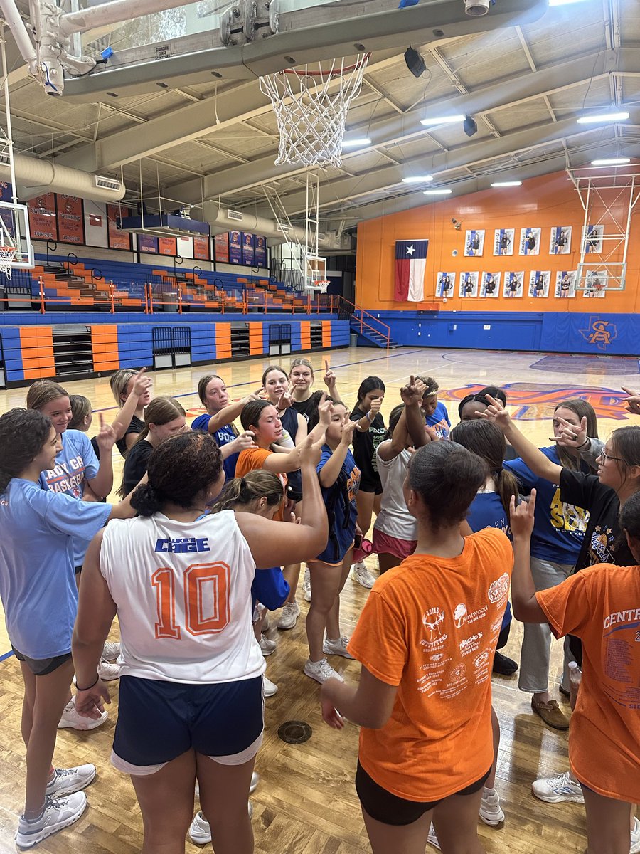 S/o to this great group of girls for pushing through and completing another year of Bootcamp! 

Bootcamp-0 Lady Cats-2🧡💙

Last Day Individual Winner: Sophia Orosco👏🏽
Last Day Team Winner: Holy Hoopers😇

Congratulations to our 25-26 Bootcamp Overall Team Winner: Aura Farmers💪🏽
