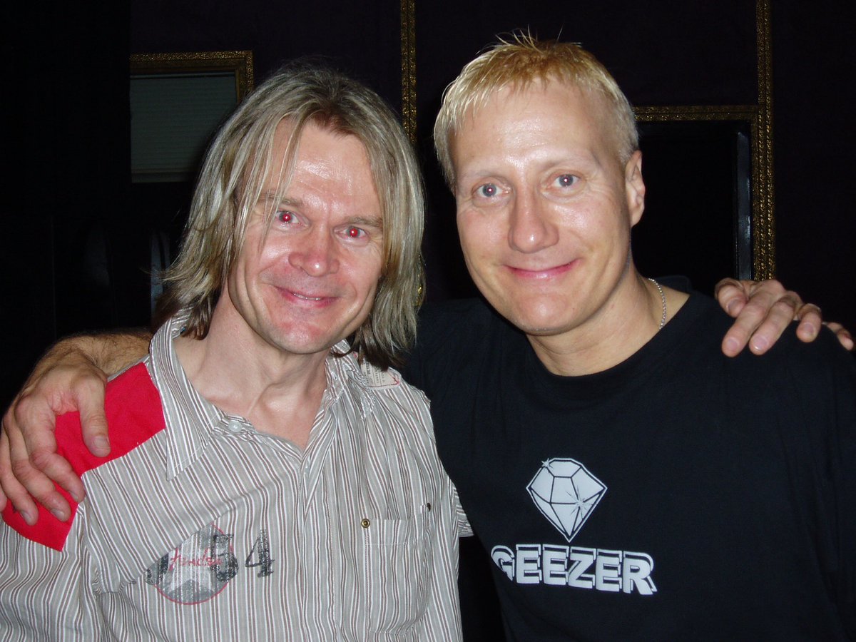 FretlessMonster's tweet image. With my good mate Gregg Bissonette in 2007. Looking at his shirt can you guess who he was playing with? 🇬🇧🤣
#fretlessmonster #tonyfranklin #spinaltap
