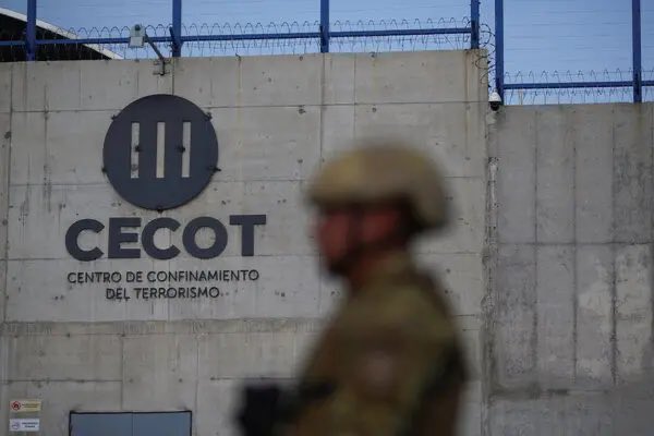 tuiterolobato's tweet image. Mientras nuestros hermanos guatemaltecos exigen respuestas por la fuga de 20 terroristas que salieron de una cárcel como si se tratara de un desfile policial, en El Salvador el panorama es totalmente distinto. Aquí, las cárceles no son hoteles ni centros recreativos… aquí sí hay…