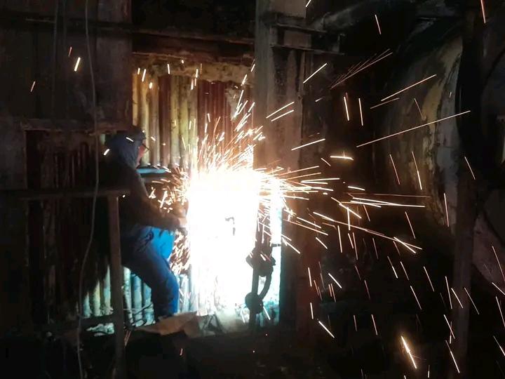PoderMayari's tweet photo. Avanzan trabajos de reparación en la termoeléctrica Lidio Ramón Pérez, en Felton #Mayarí, se están realizando tareas clave, como el cambio de 7 mochetas y 16 soldaduras, en la pared lateral izquierda de la caldera, se trabaja en otras 33 actividades paralelas. #HonorHolguinero https://t.co/WYR1WZC3Wv