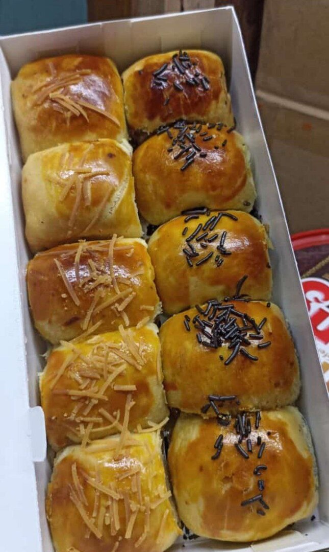 um_menfess's tweet photo. um! Kalau aku buka jasa titip bolen pisang sitarasa, kira² banyak yg minat gk ya🤔 https://t.co/7aZXkLrQkK