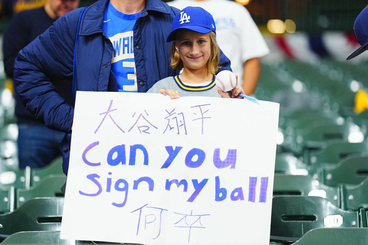 敵地でも大人気な #大谷翔平 選手

ファンからは“丁寧な”メッセージボードも👍

「can you sign my ball 何卒」

Photo by Yuji Arakawa

#LetsGoDodgers #MagicBrew #Postseason