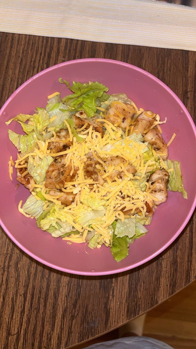 MarraPatton's tweet photo. Grilled chicken salad for dinner tonight! Delicious dinner with some protein!  
#techwell https://t.co/uEYYT3NxaA