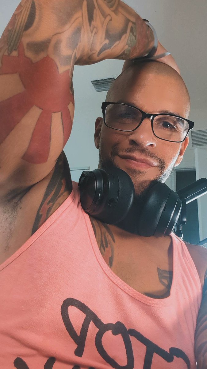 Fresh hair cut 
And streaming  MMO

See you at Twitchcon

👇🏾 

Twitch.tv/Jofiecomedy
