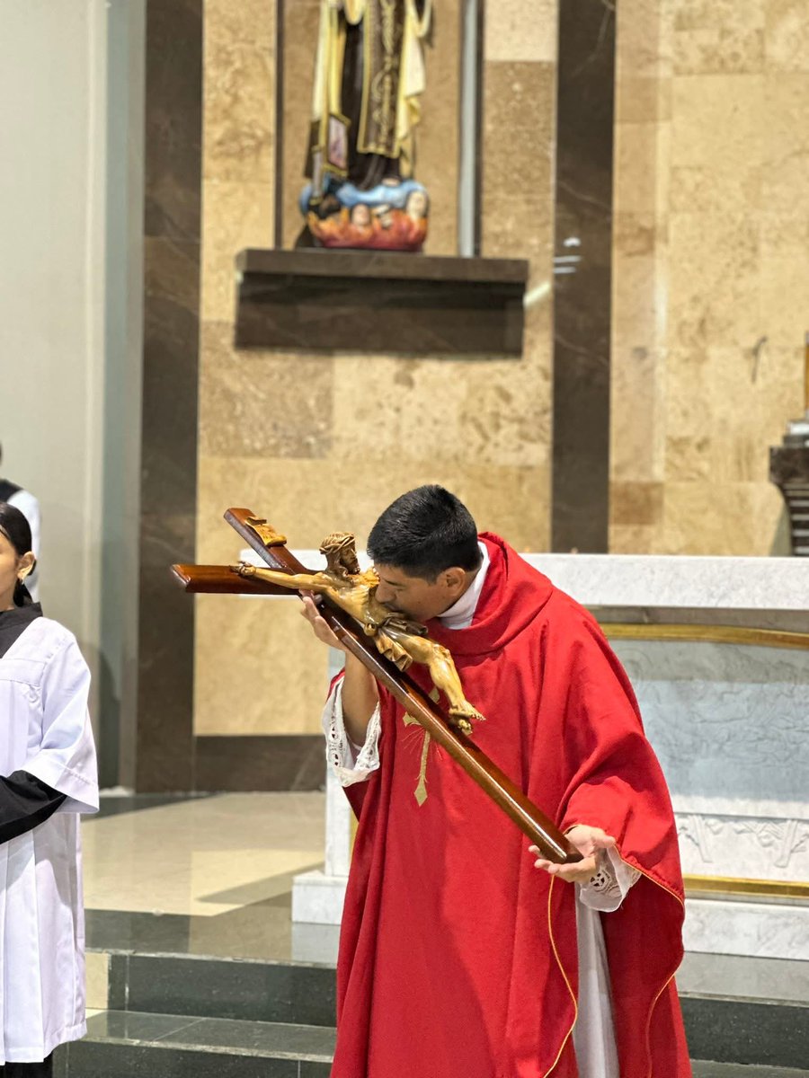 hiraldaa24's tweet photo. Sigamos orando por la Salud y Sanación de nuestro querido Sacerdote Renzo Constantine 🙏🙌 https://t.co/TvsBHcHu2D