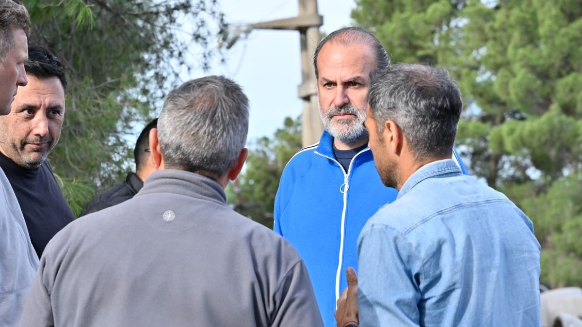 Bahía Blanca cuenta con falencias hidraúlicas estructurales que hoy nuevamente se evidenciaron en anegaciones y socavamientos luego de una jornada donde cayeron 100 milímetros. 

Para revertir eso se necesita planificación, proyectos y presupuestos importantes. Sin eso, la