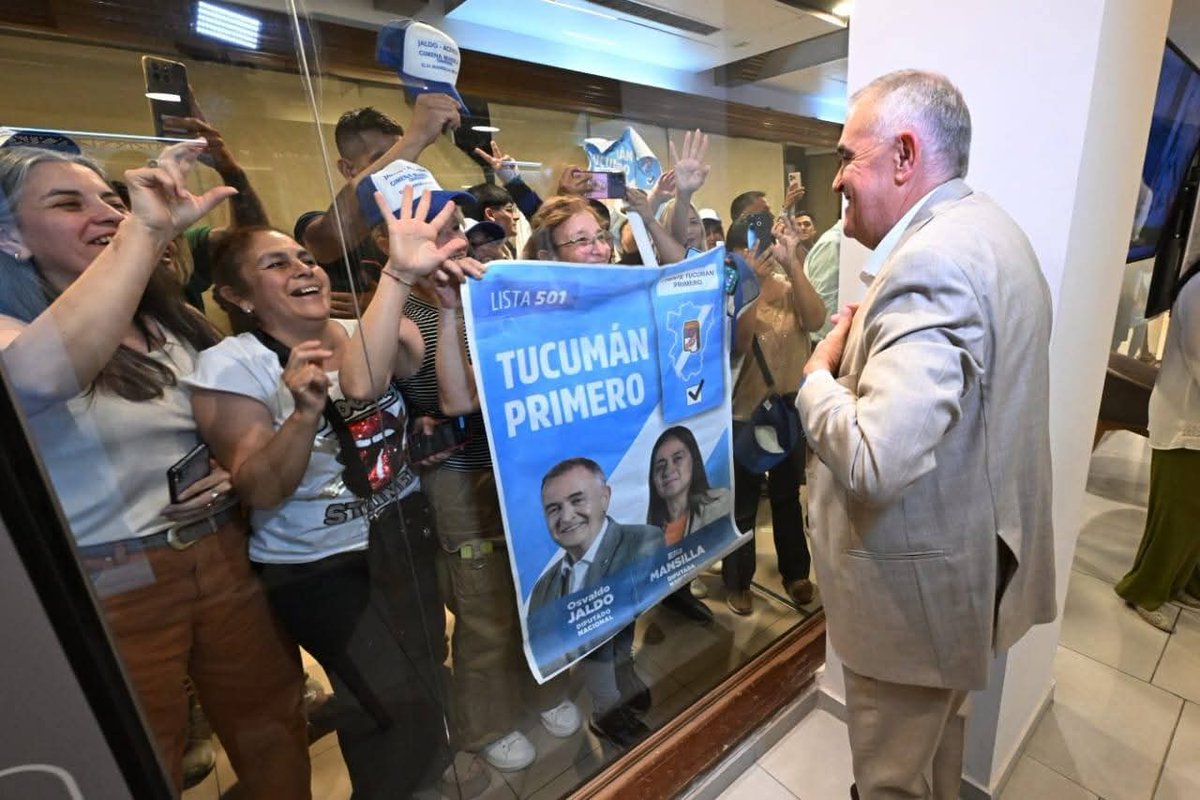 OsvaldoJaldo's tweet photo. 🎥 | Ya nos encontramos en los estudios de @LaGacetaTucuman para participar del debate de candidatos rumbo a las elecciones del 26 de octubre.

🤝 Agradecemos a La Gaceta, a sus periodistas, y a todo el equipo técnico y de producción por generar este espacio de diálogo que fortalece la democracia y enriquece el intercambio de ideas.

🗳️ Estas instancias son fundamentales para que la sociedad conozca las propuestas y el compromiso de cada uno de nosotros. Desde Tucumán Primero, venimos a expresar con respeto y convicción nuestra visión de provincia y de país, siempre al servicio de la gente.

🇦🇷 Gracias a las y los compañeros que se hicieron presentes. Seguimos trabajando con la misma vocación de siempre: escuchar, construir consensos y defender el futuro de Tucumán y de la Argentina.
