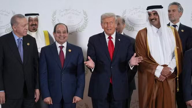 🔴 Mısır, Katar, Türkiye ve ABD’nin imzaladığı Gazze barış metninin tamamı yayınlandı:

— Biz, aşağıda imzası bulunanlar, Trump Barış Anlaşması’nın tüm taraflarca tarihi bir kararlılıkla uygulanmasını memnuniyetle karşılıyoruz. 

— Bu anlaşma, iki yılı aşkın süredir devam eden