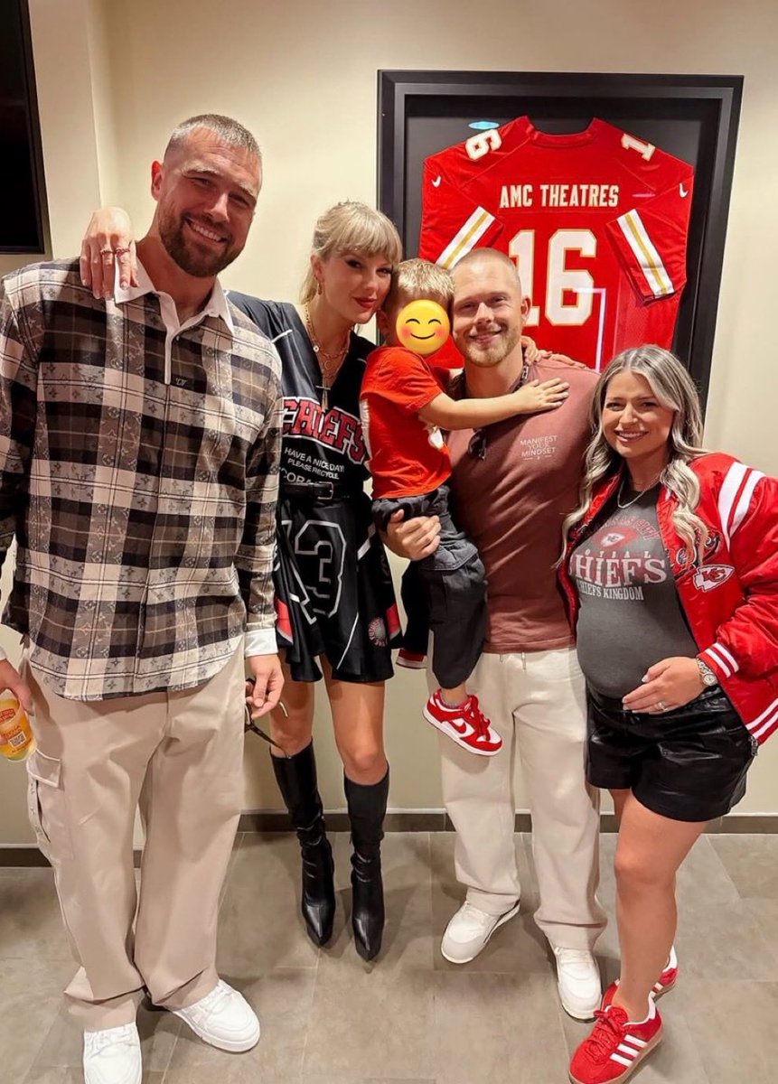 🚨| Taylor Swift and Travis Kelce after the chiefs game last night!