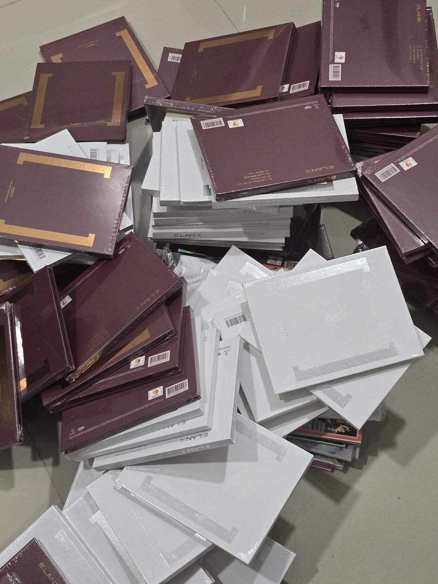 au__9999's tweet image. SELLING WTS LFB

CHAMELEON EXTRA VER - 149 
DICE - 150 EACH
BLANK - 99 EACH

SHIPPING END OF OCTOBER (wala po me sa metro manila)

DM ME FOR THE FORM. VERY LIMITED SLOTS.