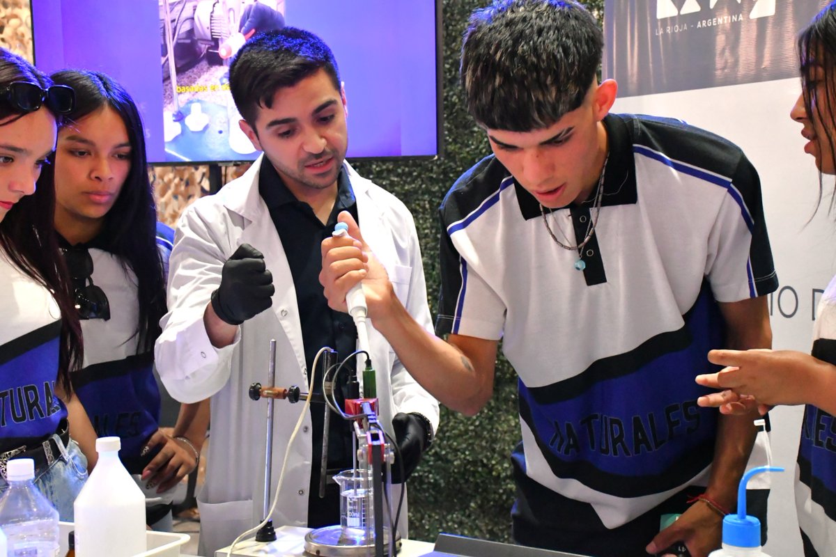 ¡Exploramos, aprendimos y soñamos en grande! 🌟
Junto al Gob <a href="/QuintelaRicardo/">Ricardo Quintela</a>, #RiojaFutura fue un éxito con jóvenes, instit. científicas, universidades y empresas compartiendo experiencias, ideas y proyectos q demuestran q La Rioja innova desde el presente  
<a href="/FedericoRBazan1/">Federico R. Bazan</a> ▶️