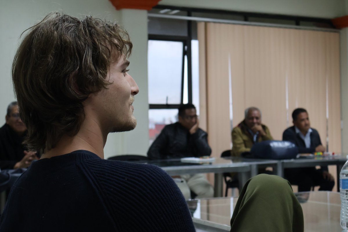 isceem_oficial's tweet image. #EnISCEEM | Se realizó un conversatorio con Marshall Schulman, nativo de lengua inglesa y becario del programa COMEXUS, quien compartió con entusiasmo su experiencia en la enseñanza del idioma inglés con estudiantes de Maestría y Doctorado. 
#ISCEEM 
#COMEXUS