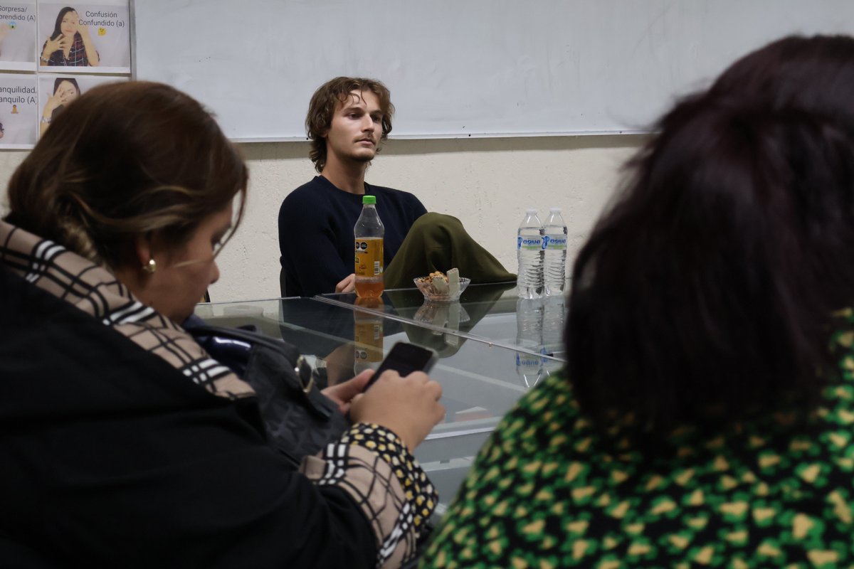 isceem_oficial's tweet image. #EnISCEEM | Se realizó un conversatorio con Marshall Schulman, nativo de lengua inglesa y becario del programa COMEXUS, quien compartió con entusiasmo su experiencia en la enseñanza del idioma inglés con estudiantes de Maestría y Doctorado. 
#ISCEEM 
#COMEXUS