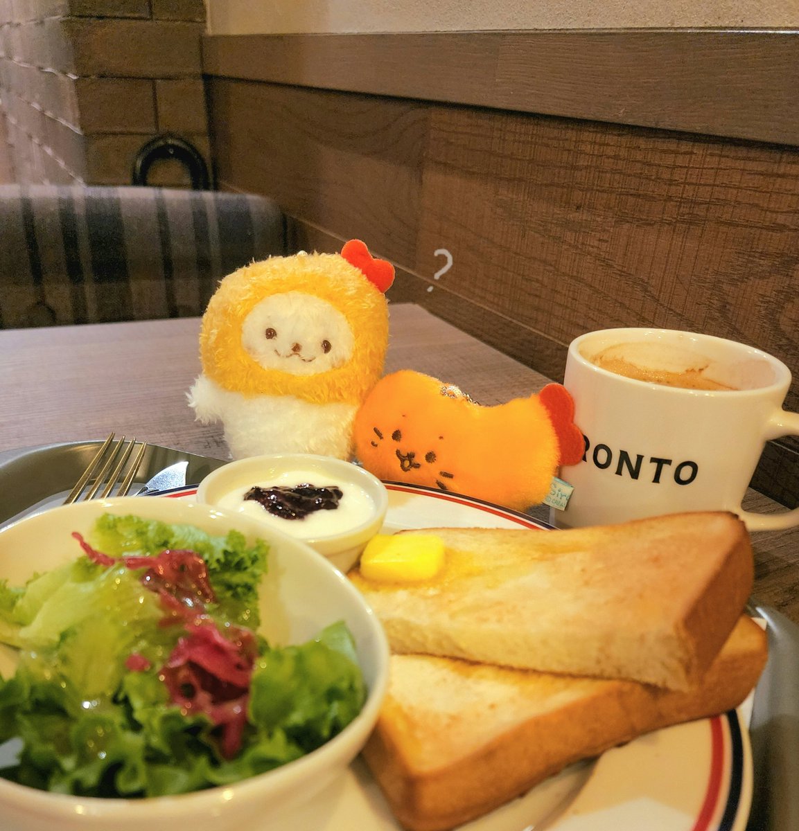 しろたんと文庫本をつれて朝ごはん
エビフライも パンにのっても
いいのかなぁ？って相談している
なかよしのエビフライたんズです
静かなのでモーニングの時間帯が好きです

#しろたん