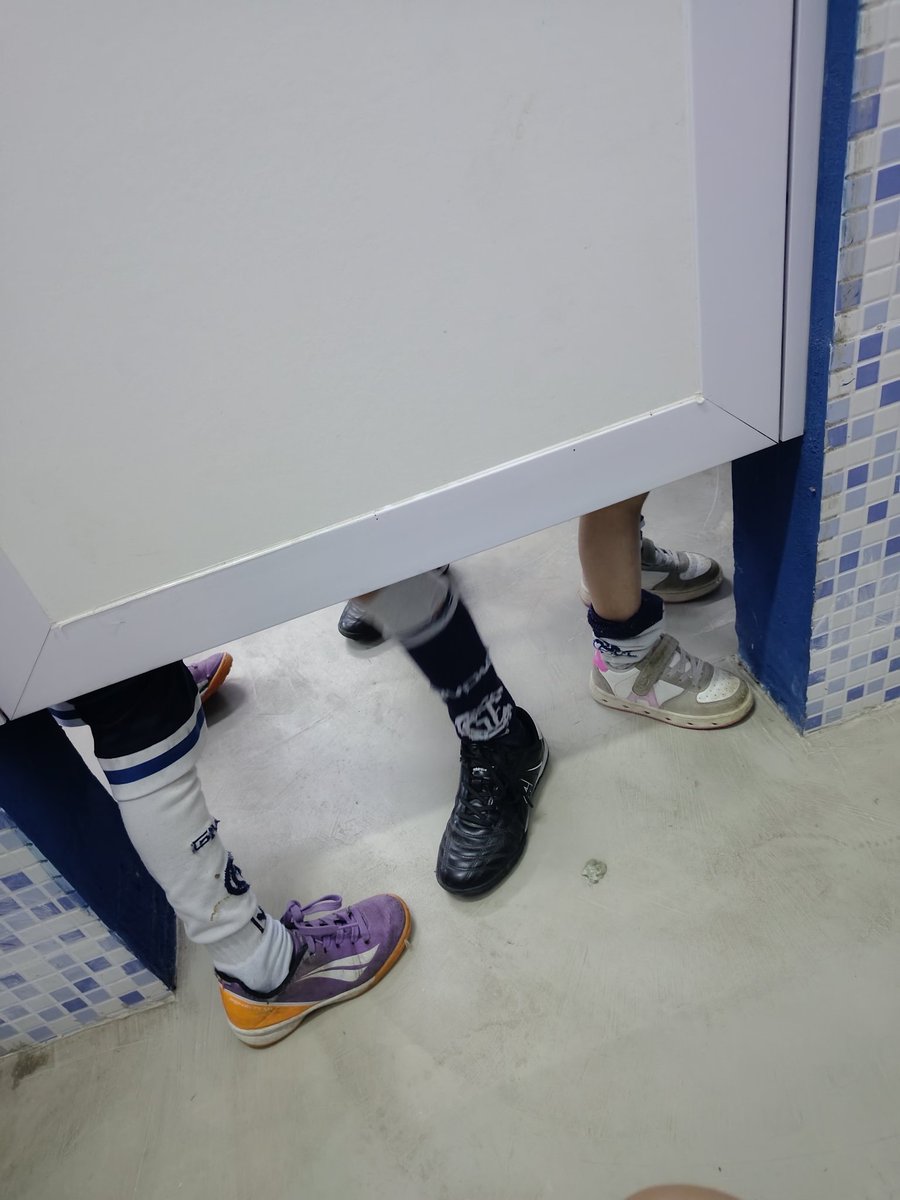 Mami luchona que va a la cancha y se hace pis se ve más o menos así: