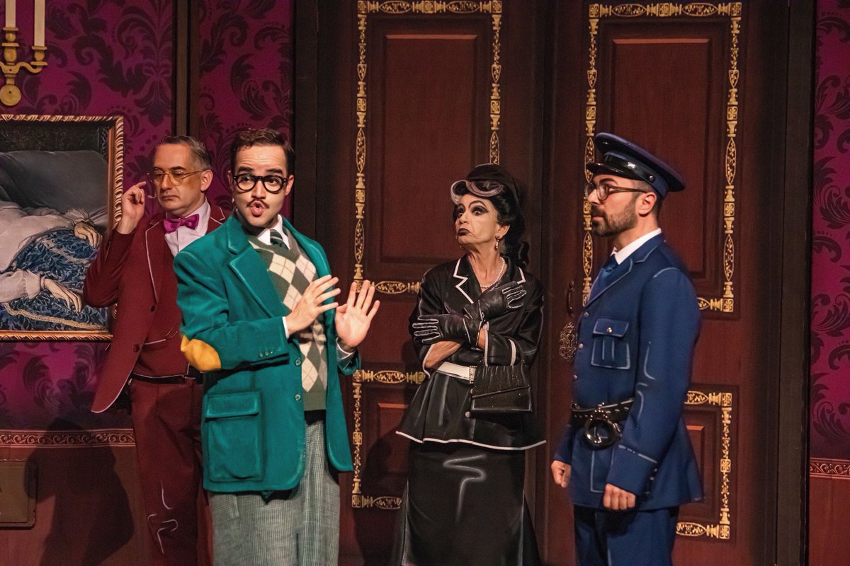 Lugar: 🍽️. Armas: 🔪. Personajes: 🦚👓👠🎖️. El resto de pistas para encontrar la diversión están en #CLUE, el juego de la sospecha en el que tú eres el detective.

📅 17 de oct. | ⏰ 7 y 9 pm
📅 18 de oct. | ⏰ 6 y 8 pm
📅 19 de oct. | ⏰ 1:30 y 5:30 pm
🎟️ bit.ly/CLUEObraBoletos