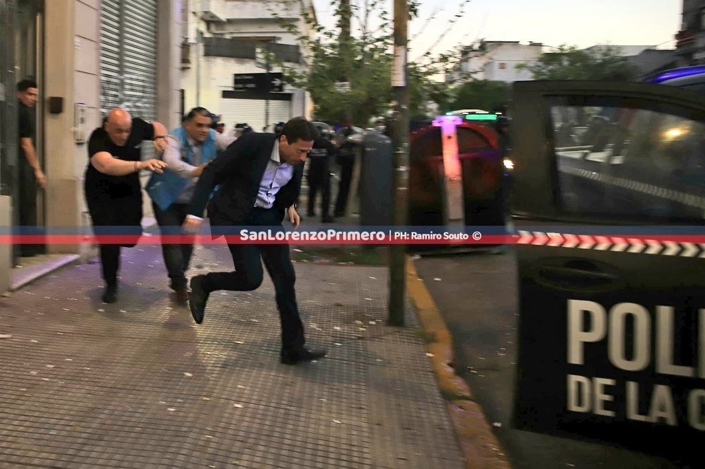 ActitudSL's tweet image. Una imagen que marca el punto límite de la decadencia a la que nos arrastraron Moretti y compañía. Entregó a los socios para que la policía los reprima mientras él se escapaba escondido en un patrullero.