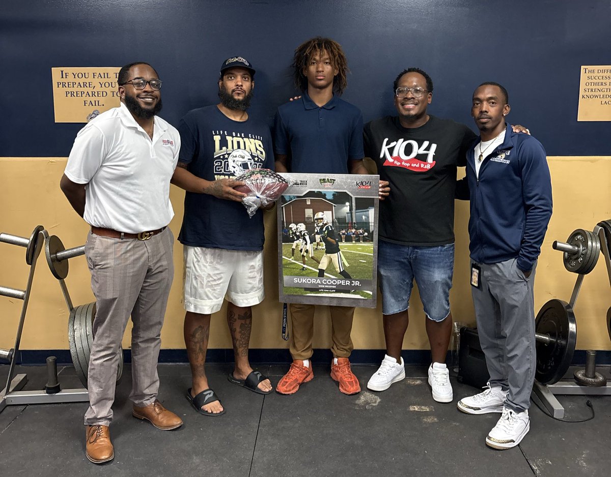 🏈🔥 #K104BeastOfTheWeek 🔥🏈
Congrats to Sukora Cooper Jr. and the Life Oak Cliff football program on receiving their $1,000 donation 💰‼️

Thank you to Amy Witherite and 1-800 Truck Wreck ‼️

#DFW #TXHSFB #DallasFortWorth