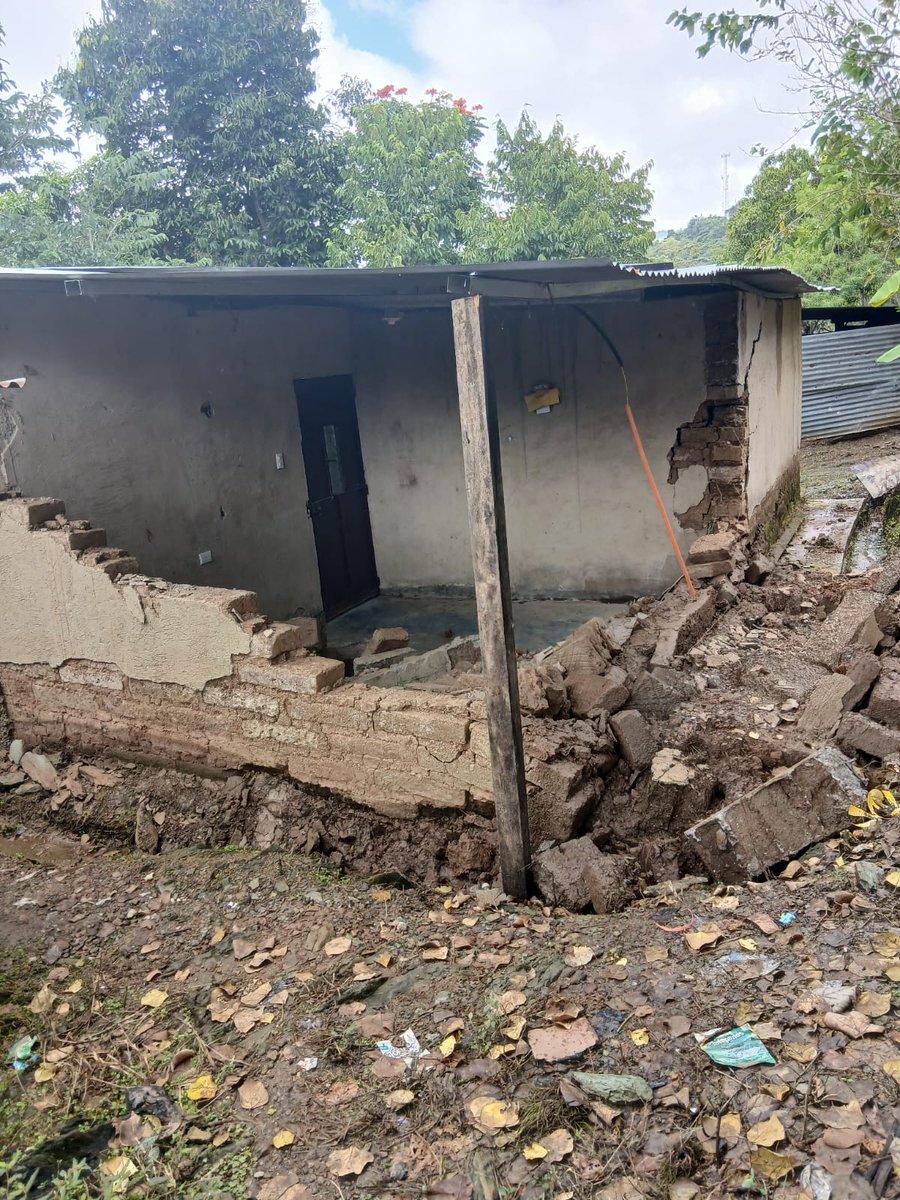ConredGuatemala's tweet photo. #BajaVerapaz A través de la #UGAM se realizó Evaluación de Daños y Análisis de Necesidades (EDAN) en vivienda afectada por lluvias registradas en aldea Las Dantas, Granados, Baja Verapaz.
Fotografías: Sistema CONRED. https://t.co/NuZCLUbC6m