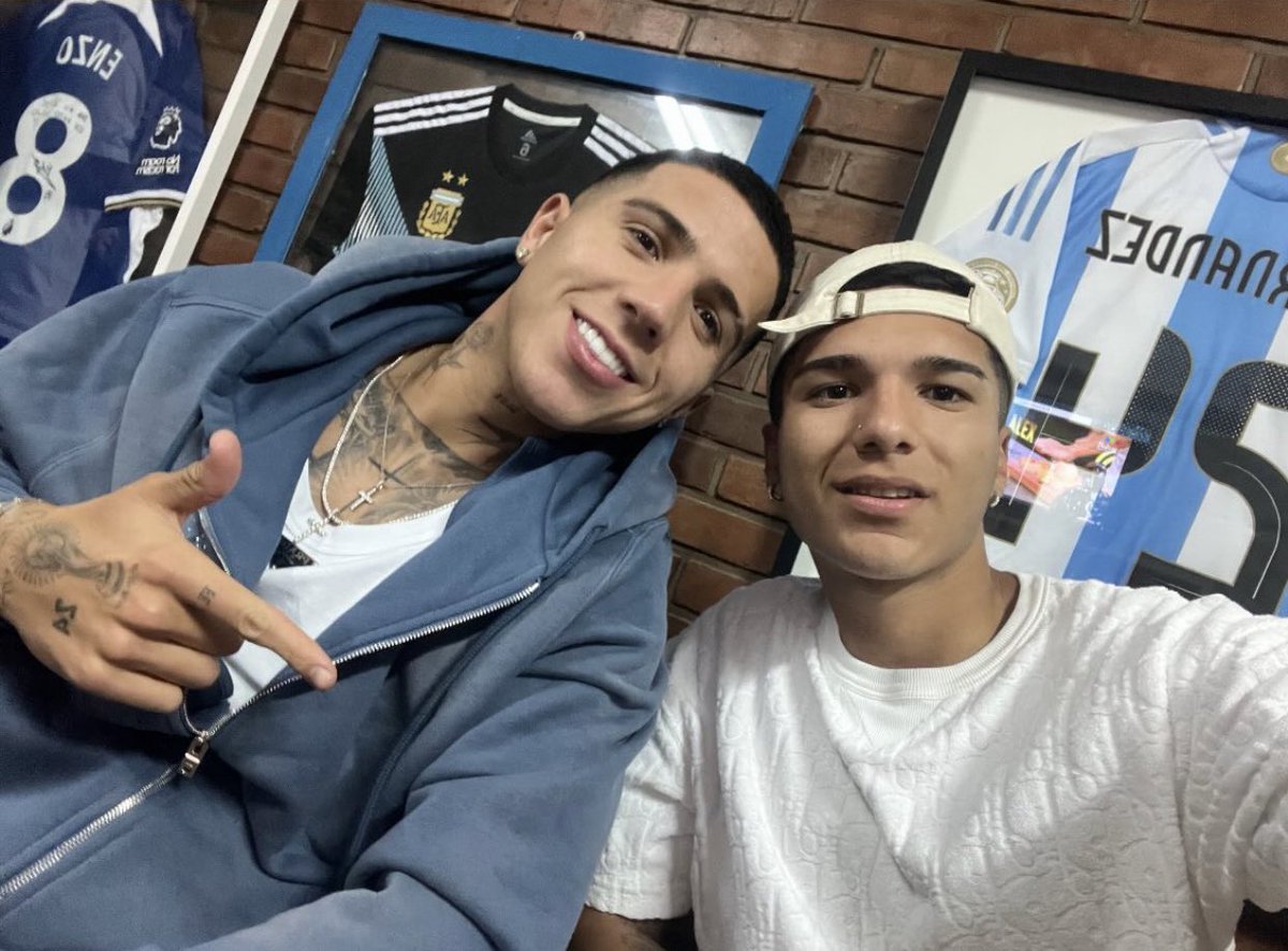 julienzista's tweet photo. enzo se lesionó y se fue directo a la casa de los papás es tan HIJO MENOR CODED https://t.co/wz8EqGbyYA