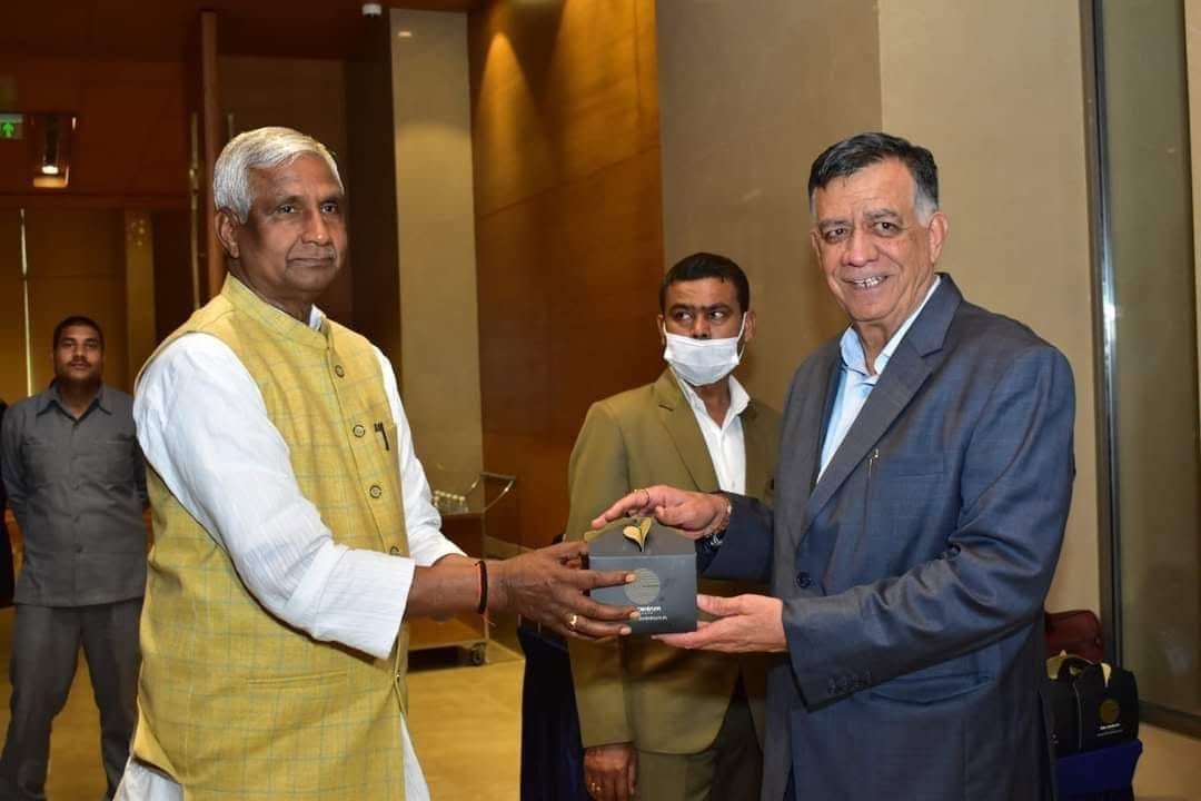 ऊर्जावान, विनम्र व कर्मठ व्यक्तित्व के धनी तथा उत्तर प्रदेश विधानसभा के मा0 अध्यक्ष आदरणीय श्री सतीश महाना जी, आपको जन्मदिन की हार्दिक बधाई एवं शुभकामनाएं।

प्रभु श्री राम जी से प्रार्थना है कि आप दीर्घायु हों और सदैव स्वस्थ एवं प्रसन्न रहें।
सादर प्रणाम 🙏 🙏 
<a href="/Satishmahanaup/">Satish Mahana</a>