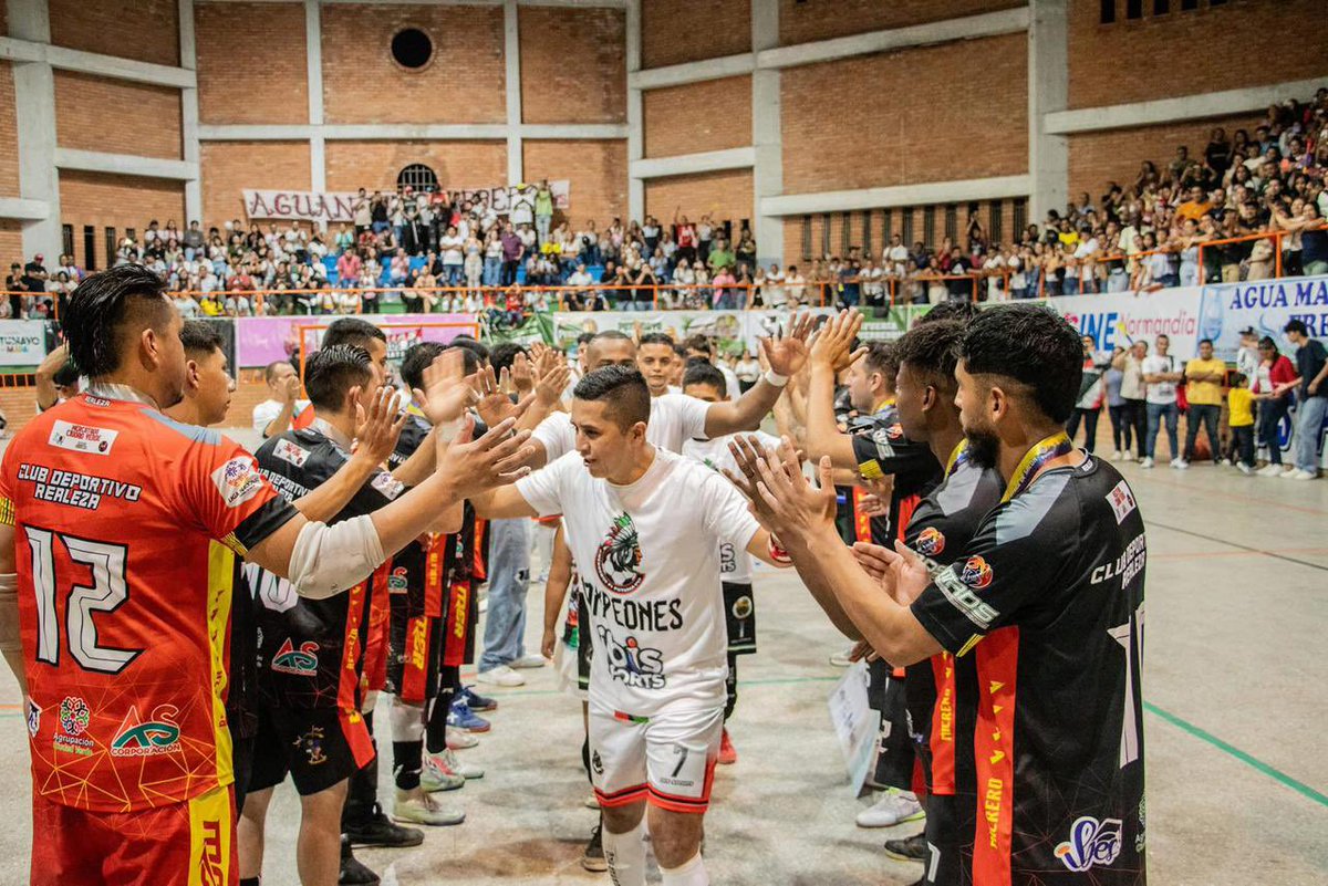Fecolfutsalon's tweet photo. ⚽️ Se cerró un capítulo vibrante en la Liga Nacional BetPlay de Fútbol de Salón 2025, Categoría B.

🥇 Guerreros de Putumayo
🥈 Realeza Soacha

👏🏻 Los nuevos integrantes de la máxima categoría. ¡Felicitaciones! https://t.co/LVcCRTo4Ga