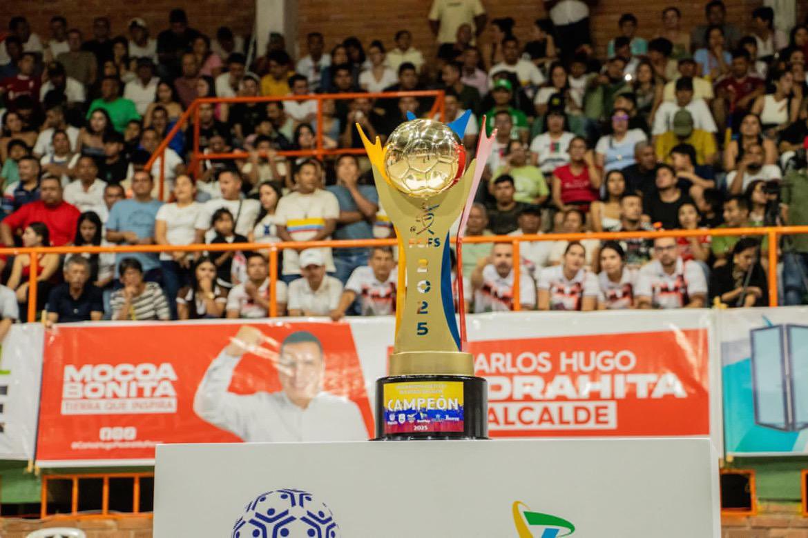 Fecolfutsalon's tweet photo. ⚽️ Se cerró un capítulo vibrante en la Liga Nacional BetPlay de Fútbol de Salón 2025, Categoría B.

🥇 Guerreros de Putumayo
🥈 Realeza Soacha

👏🏻 Los nuevos integrantes de la máxima categoría. ¡Felicitaciones! https://t.co/LVcCRTo4Ga