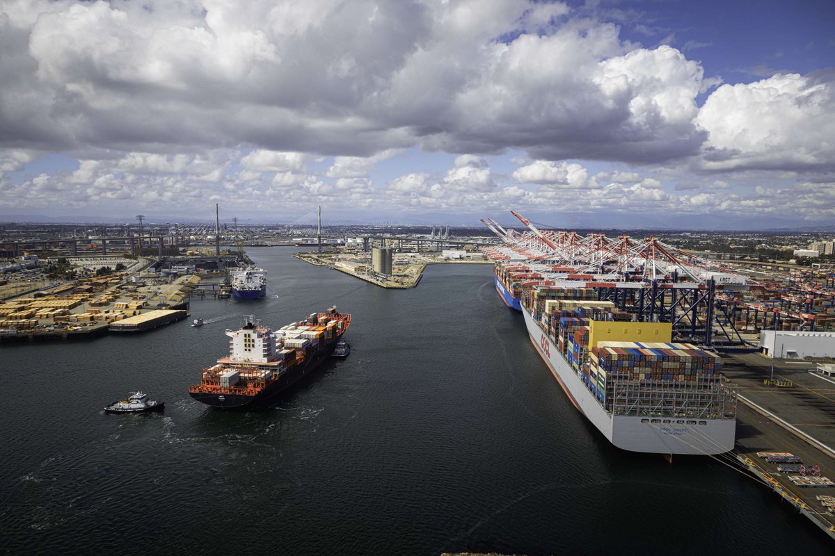 portoflongbeach's tweet photo. The Port of Long Beach moved record cargo last year while cutting diesel particulates by 90%, nitrogen oxides by 68%, and sulfur oxides by 98% since 2005! 📊🚢 Check out the 2024 emissions inventory here: https://t.co/LahhxCzQ0A for more info! https://t.co/4AaFTjyOC2 https://t.co/IuLb7T8RB5