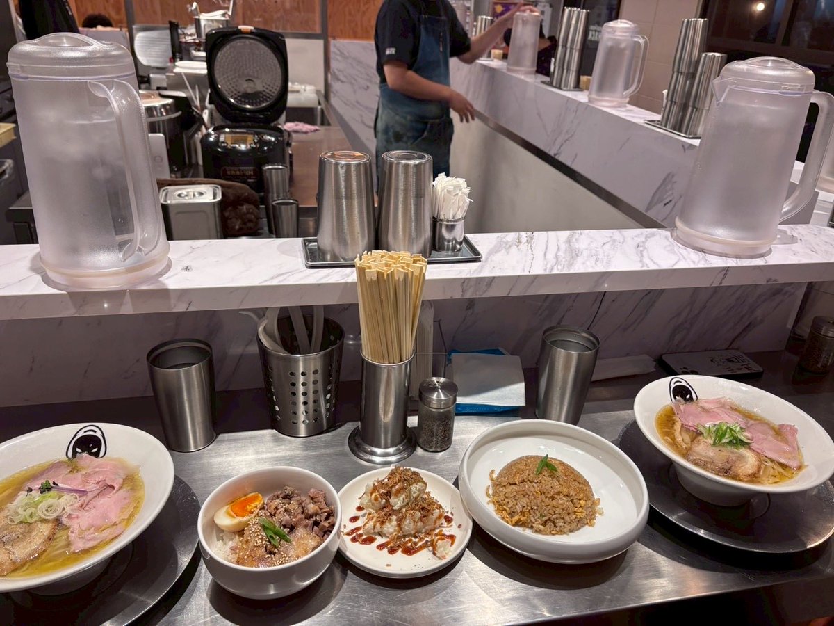 おはようございます☀

今日からまたお仕事です！💪
気になるラーメン屋があったのでつい入ってしまいました💦

気合い入れすぎて色々頼んでしまいましたが、リピ確定でした！😄

今日から頑張っていきましょう‼️👍

#つぶやキコーナ
#ラーメンが原動力
#麺処HACK