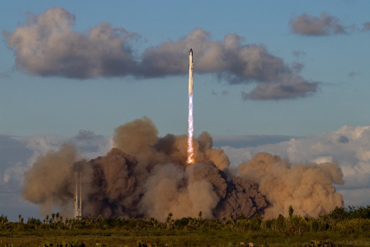 Liftoff of Starship Flight 11!

📸: <a href="/WeAreSpaceScout/">Space Scout</a>