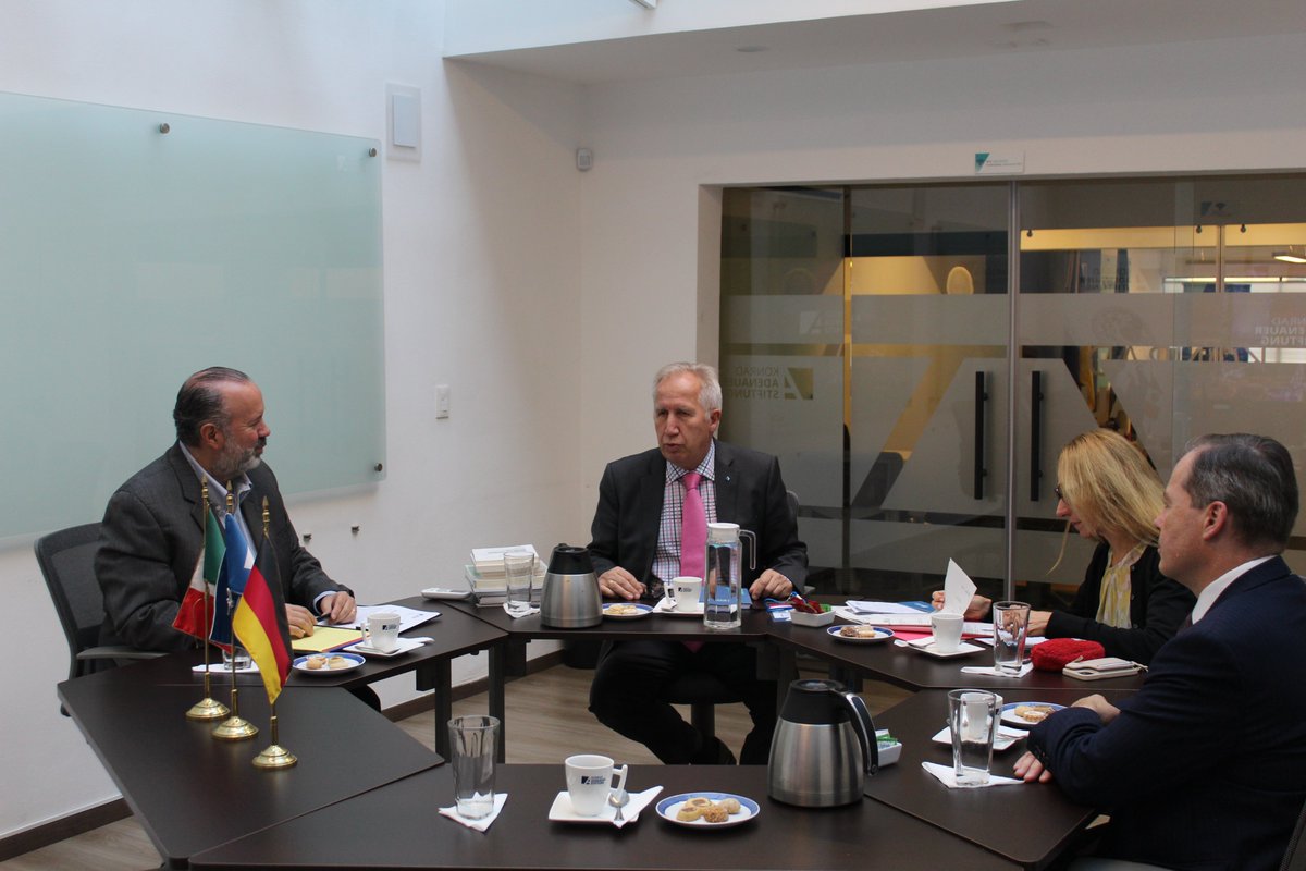 La agenda inició con una entrevista informativa con el Prof. <a href="/jorgeschiavon/">Jorge Schiavon</a> , experto en relaciones México–Estados Unidos y migración.

Un intercambio valioso sobre desafíos comunes y cooperación regional. 🌎